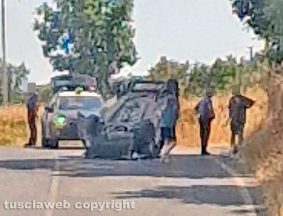 Auto ribalta e cappotta sulla Cassia sud