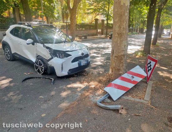 Viterbo - Perde il controllo dell'auto e finisce contro un albero in viale Trieste