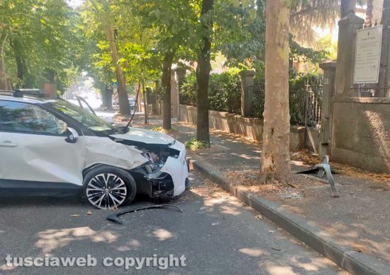 Viterbo - Perde il controllo dell'auto e finisce contro un albero in viale Trieste