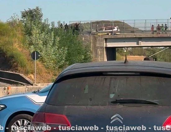 Formello - Uomo tenta di buttarsi dal cavalcavia sulla Cassia bis