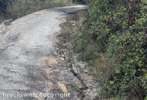 Valentano - Strada di accesso dissestata al Lago di Mezzano