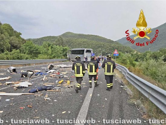 Frontale Pullman e camper sulla Terni-Rieti
