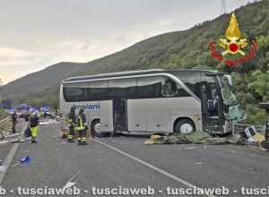 Frontale Pullman e camper sulla Terni-Rieti