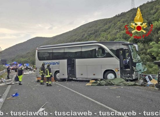 Frontale Pullman e camper sulla Terni-Rieti