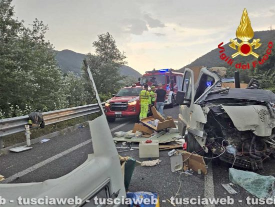 Frontale Pullman e camper sulla Terni-Rieti