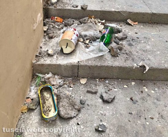 Viterbo - Immondizia in via della Morretta