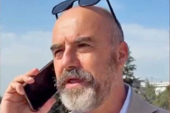 L'assessore Stefano Floris in cantiere senza casco
