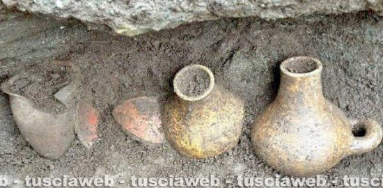 Necropoli del Casalaccio - Tomba 8, il corredo rinvenuto all’interno di una nicchia