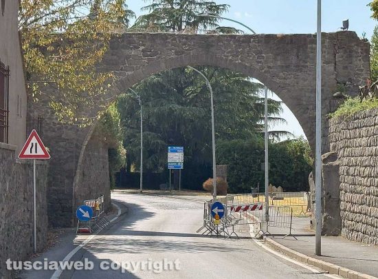Viterbo - L'arco di via porta fiorita con le transenne 