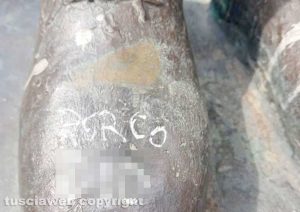Viterbo - Monumento ai facchini vandalizzato con una scritta blasfema