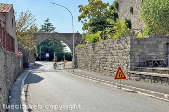 Viterbo - L'arco di via porta fiorita con le transenne 
