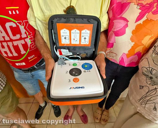 Defibrillatore donato al centro anziani di Pescia Romana