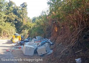 Viterbo - Discarica a cielo aperto in strada Mezzogrosso