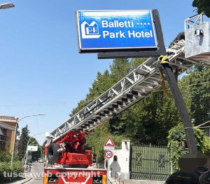 Viterbo - Insegna del Balletti park hotel a rischio crollo - Sul posto i vigili del fuoco
