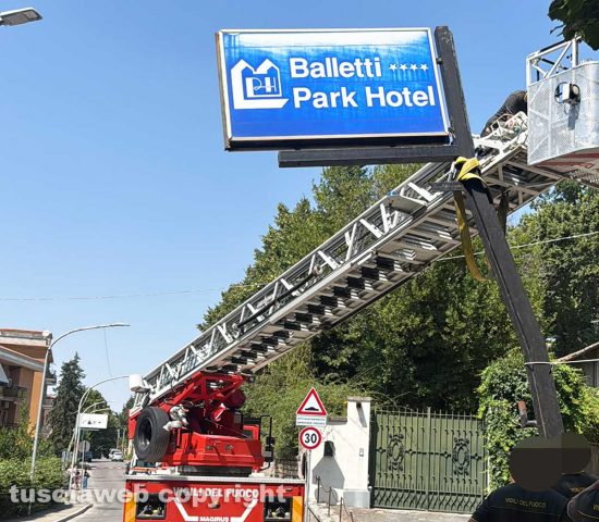Viterbo - Insegna del Balletti park hotel a rischio crollo - Sul posto i vigili del fuoco