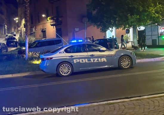 Viterbo - Centro storico - Intervento della polizia a piazza del Sacrario