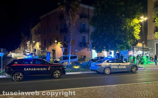 Viterbo - Centro storico - Intervento di polizia e carabinieri a piazza del Sacrario