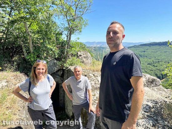 Teresa Barbanti, Leonardo Cappelli e Serafino Cutigni a Corviano durante il sopralluogo sulle vie dell'esilio di Santa Rosa