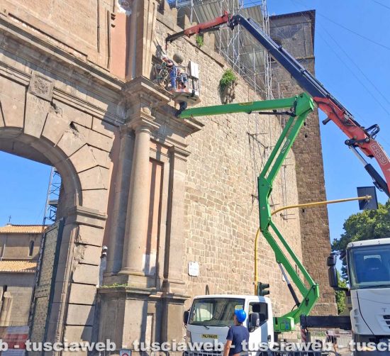 Viterbo - Rimossi stemmi a porta Romana
