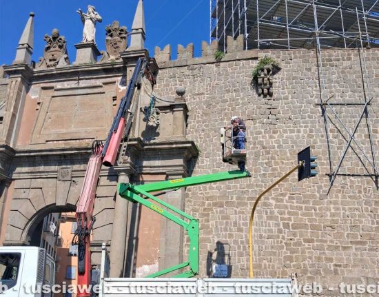 Viterbo - Rimossi stemmi a porta Romana