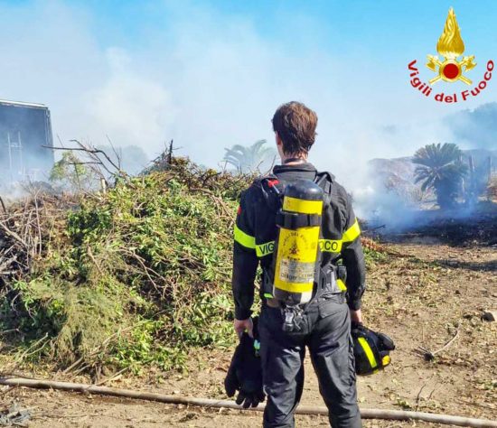 Santa Marinella - Vasto incendio di sterpaglie in zona Poggio Bellavista