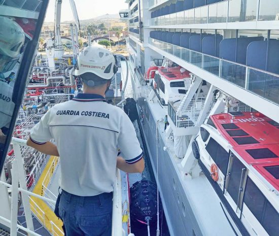 Civitavecchia - Al porto primo rifornimento di GNL ad una nave da crociera