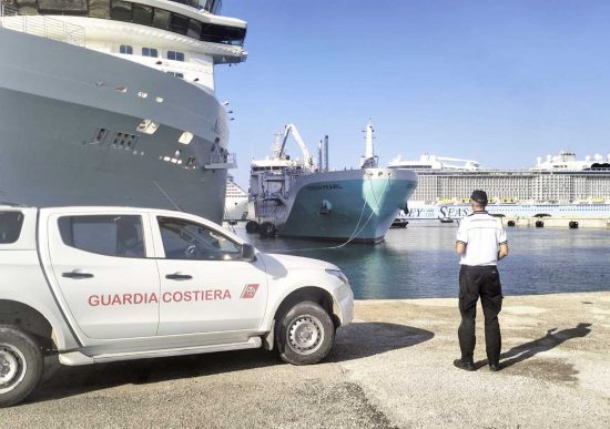 Civitavecchia - Al porto primo rifornimento di GNL ad una nave da crociera