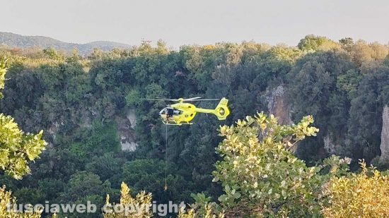 Barbarano Romano - Cade durante un’escursione lungo il sentiero delle Tre Mole, viene recuperato e trasportato in elisoccorso