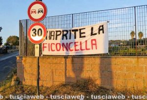 Civitavecchia - Gli striscioni alla Ficoncella