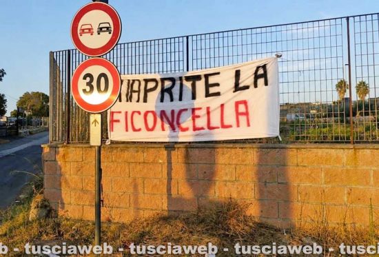 Civitavecchia - Gli striscioni alla Ficoncella