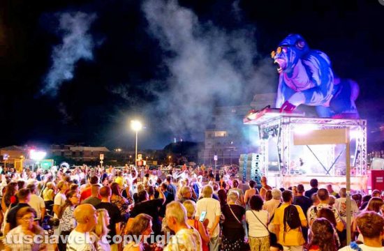 Tarquinia Lido, successo per il primo carnevale italiano con le maxi sculture gonfiabili