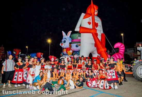 Tarquinia Lido, successo per il primo carnevale italiano con le maxi sculture gonfiabili