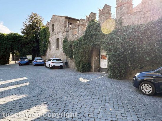 Viterbo - Operaio muore nel cantiere di piazza San Carluccio - La polizia sul posto