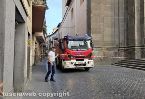 Vetralla – Calcinacci e sassi sono finiti sulla strada - I vigili del fuoco
