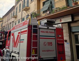 Vetralla – Calcinacci e sassi sono finiti sulla strada - I vigili del fuoco