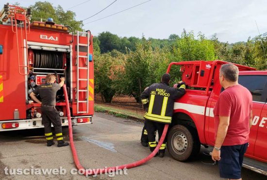 Paura a Gallese, un fulmine centra un casaletto e scoppia un incendio - L'intervento die vigili del fuoco