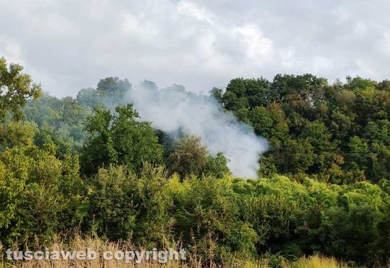 Paura a Gallese, un fulmine centra un casaletto e scoppia un incendio