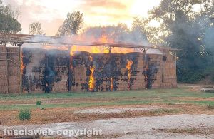 Gallese, in fiamme un capannone con 2mila quintali di fieno