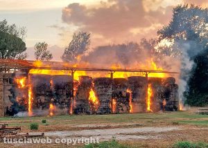 Gallese, in fiamme un capannone con 2mila quintali di fieno