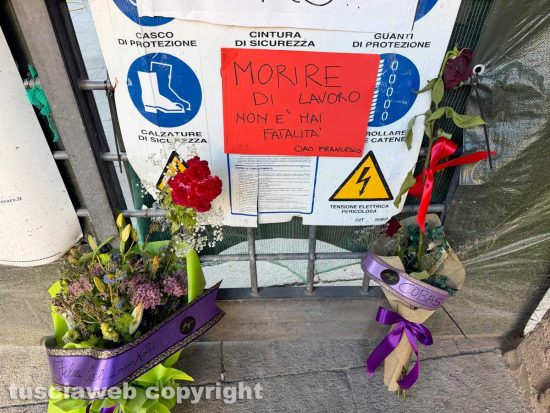 Viterbo – Fiori e cartelli sul cancello del cantiere di piazza San Carluccio dove è morto un operaio