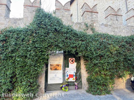 Viterbo – Fiori e cartelli sul cancello del cantiere di piazza San Carluccio dove è morto un operaio