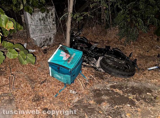 Viterbo - Scontro tra due moto sulla Cassia sud, un morto e un ferito grave