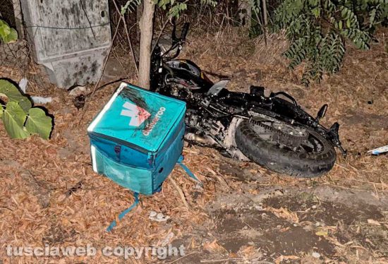 Viterbo - Scontro tra due moto sulla Cassia sud, un morto e un ferito grave