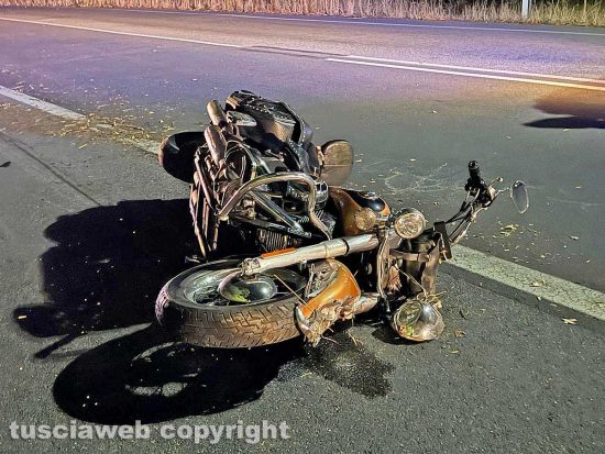 Viterbo - Scontro tra due moto sulla Cassia sud, un morto e un ferito grave