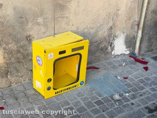 Viterbo - Vandali sfasciano il defibrillatore di via San Lorenzo