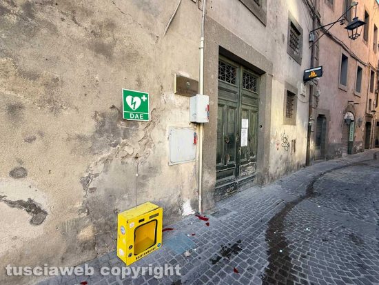 Viterbo - Vandali sfasciano il defibrillatore di via San Lorenzo