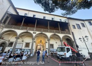 Viterbo - Partiti i lavori a palazzo dei Priori, sostituite le reti contro i piccioni