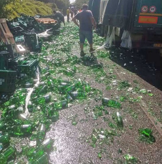 Civita Castellana - Camion perde carico di bottiglie
