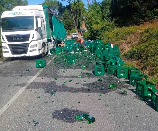 Civita Castellana - Camion perde carico di bottiglie