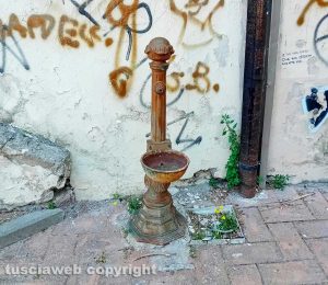 Viterbo - Una delle fontanelle senza acqua